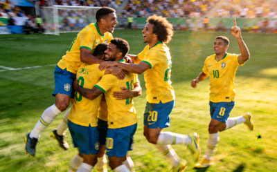 巴西国家男子足球队在绿茵场上庆祝进球的精彩瞬间，球员身穿黄色球衣