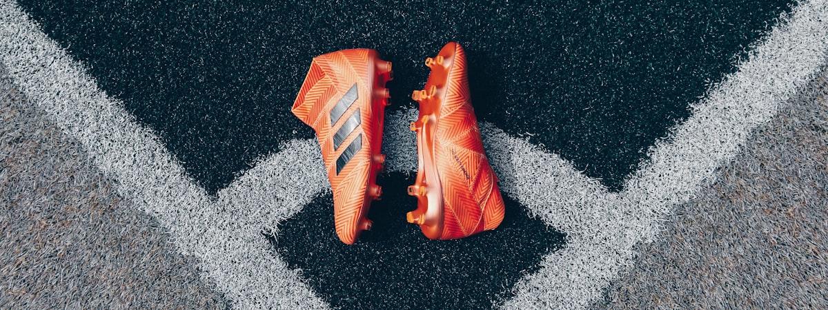 从高空俯拍的世界杯决赛球场全景，绿草如茵，看台座无虚席，气氛热烈