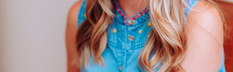 阿根廷国家男子足球队核心球员梅西在比赛中带球突破的英姿，蓝白条纹球衣非常醒目